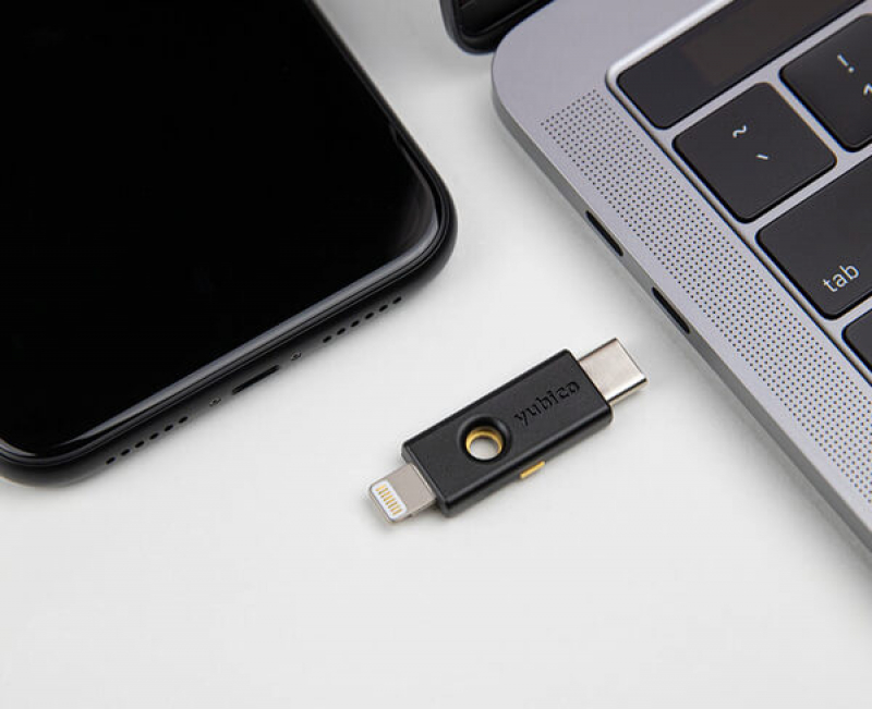 Yubico YubiKey 5Ci Security Key USB-C Lightning 3